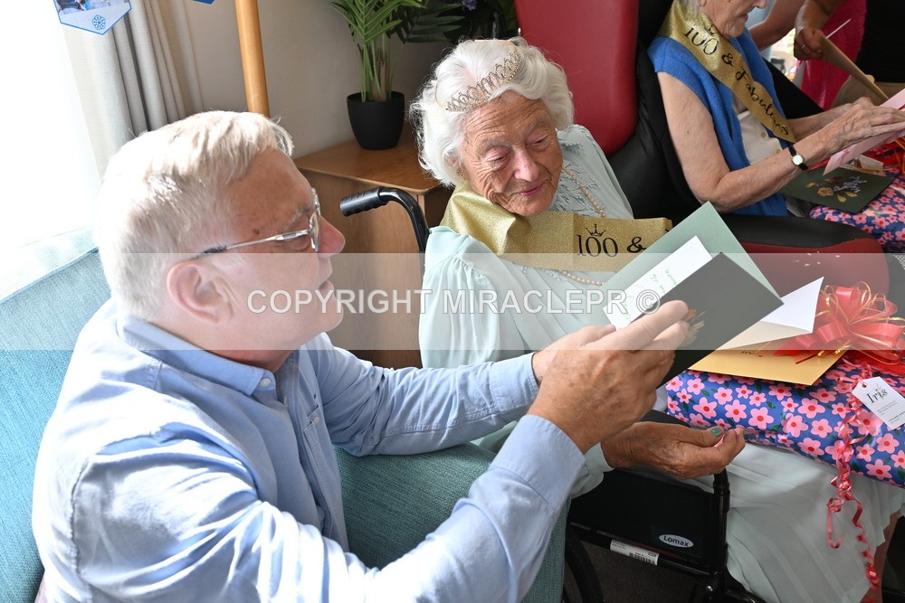 AM3_1373 - Iris and Betty.
