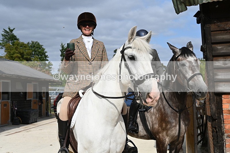 WJ6_3341 - Berks & Bucks - The Old farmhouse - Hound Exercise 20-08-25