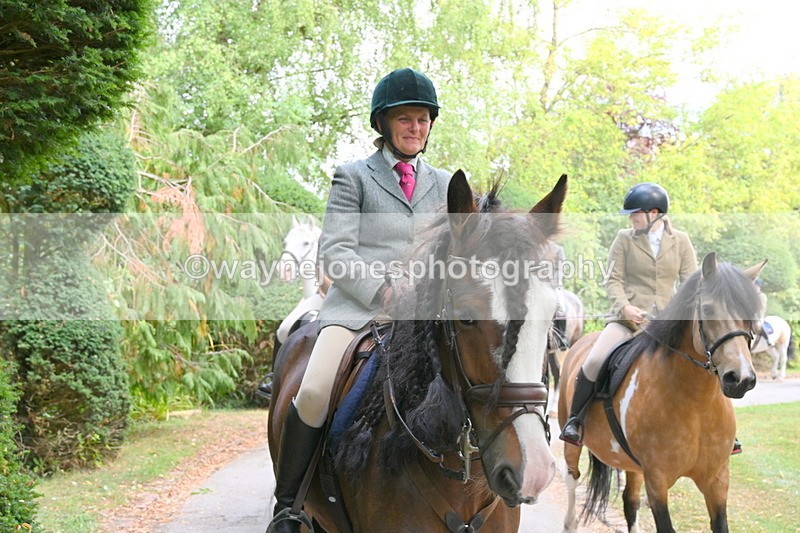 WJ6_4010 - Berks & Bucks - The Old farmhouse - Hound Exercise 20-08-25