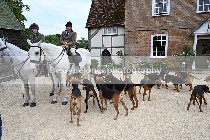 WJ6_3569 - Berks & Bucks - The Old farmhouse - Hound Exercise 20-08-25