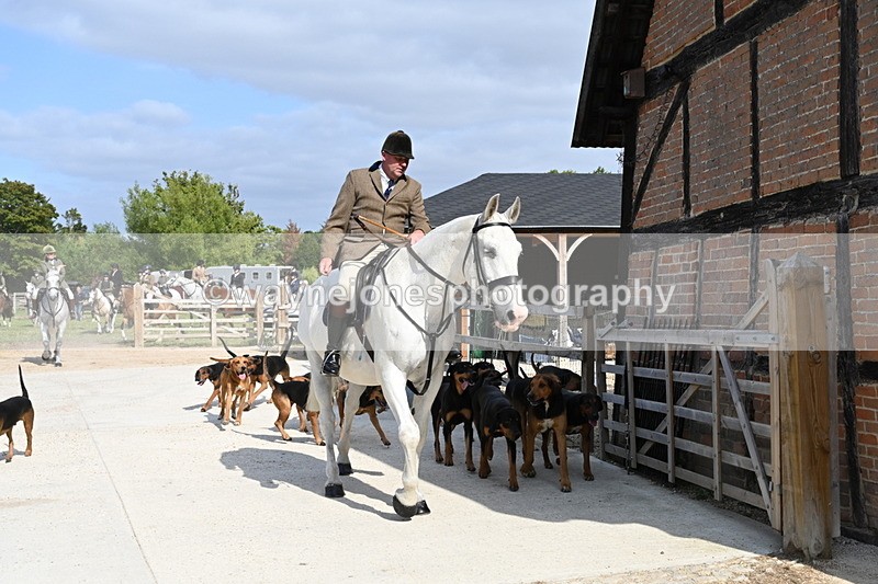 WJ6_3147 - Berks & Bucks - The Old farmhouse - Hound Exercise 20-08-25