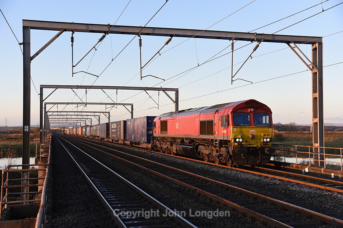 JL - 30.11.19 66185 4M30 Grangemouth - Daventry, Metal Bridge - West Coast Main Line (north to south)