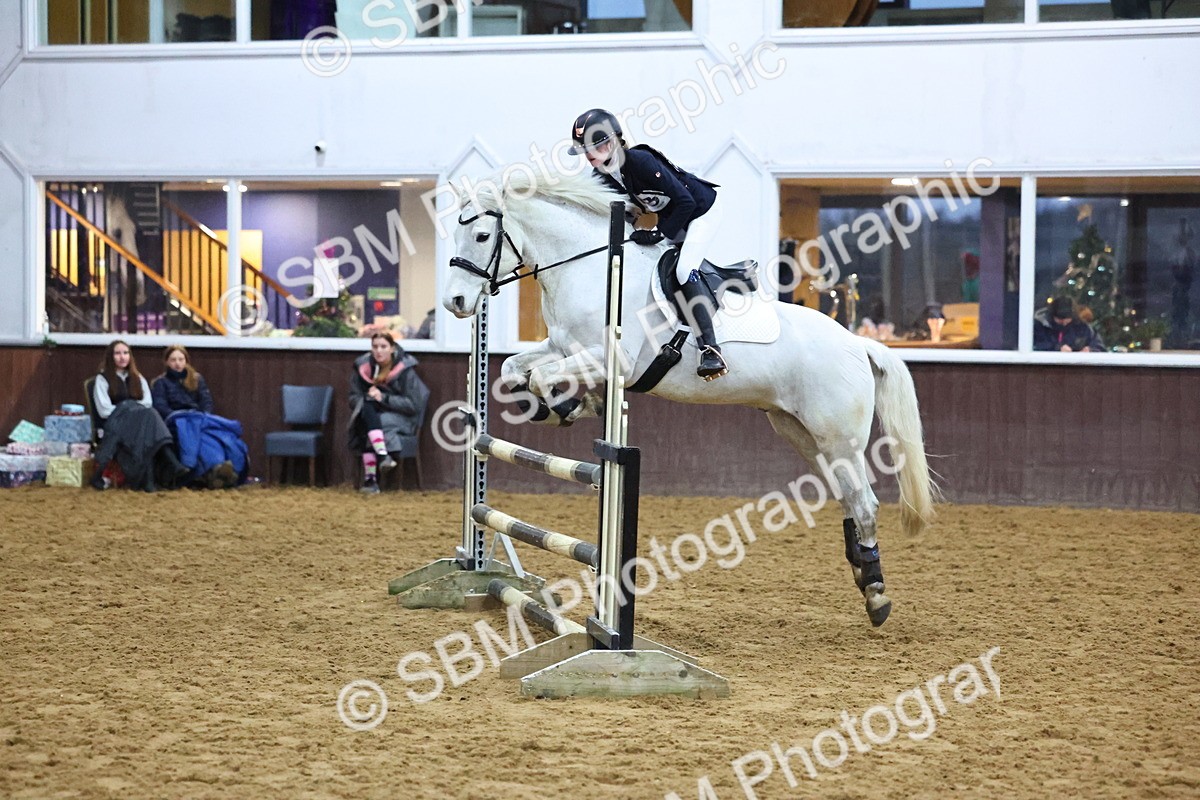 SBM_002680 - Class 6 - Holly & Ivy Stakes - 90cm