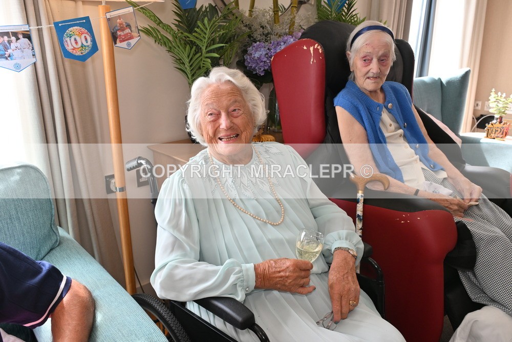 AM3_0735 - Iris and Betty.