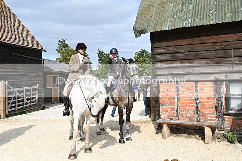 WJ6_3326 - Berks & Bucks - The Old farmhouse - Hound Exercise 20-08-25