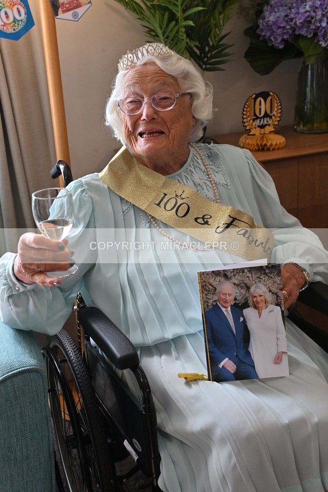 AM3_0924 - Iris and Betty.