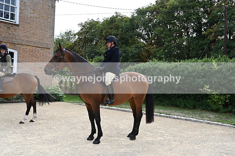 WJ6_3450 - Berks & Bucks - The Old farmhouse - Hound Exercise 20-08-25