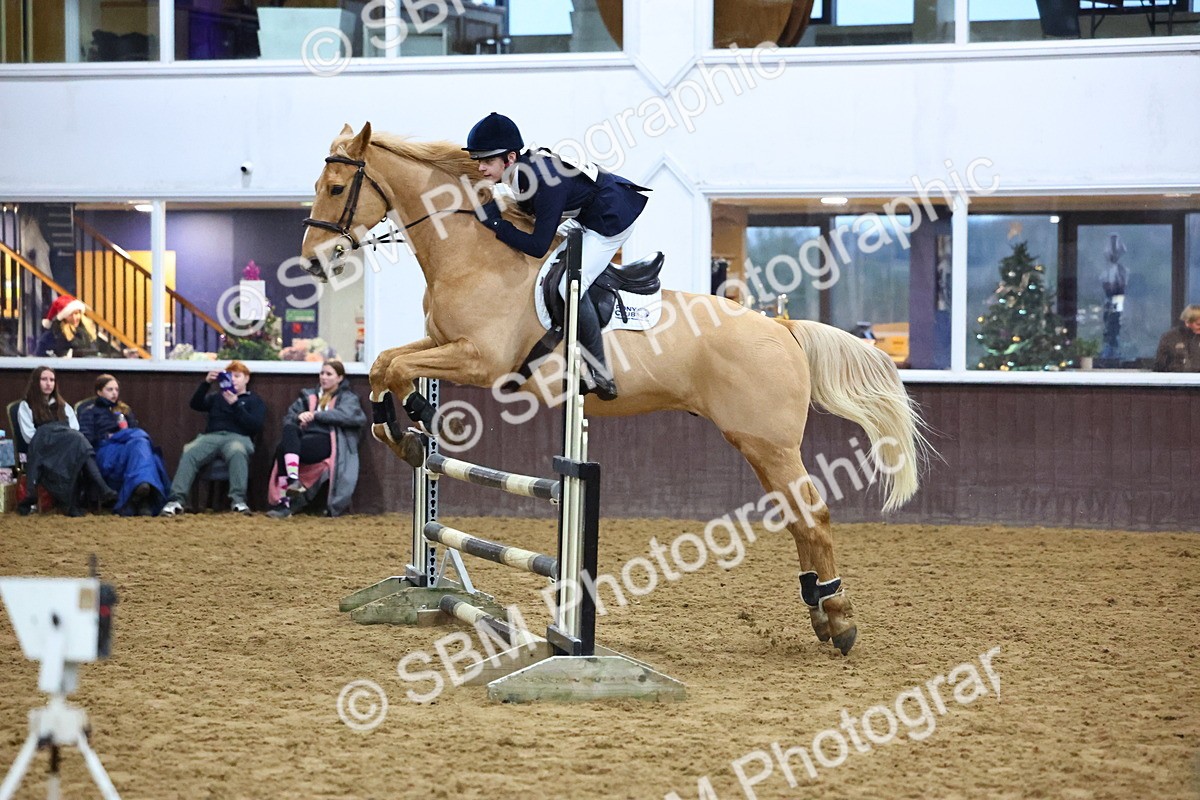 SBM_002557 - Class 6 - Holly & Ivy Stakes - 90cm