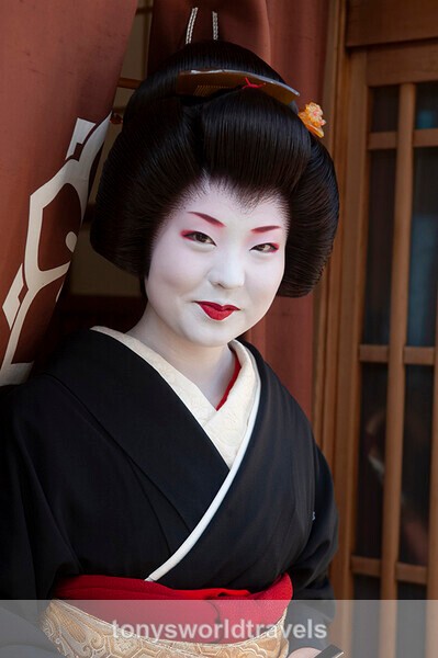 From Maiko to Geisha, (Geiko), Smiling Lady, Kyoto, Japan - The Story behind the Photograph