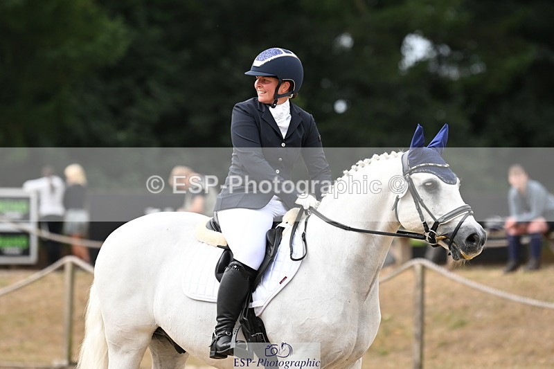 250808A-110556-00572 - 080-Becky.AndrewsTyan.Talk.of.the.town