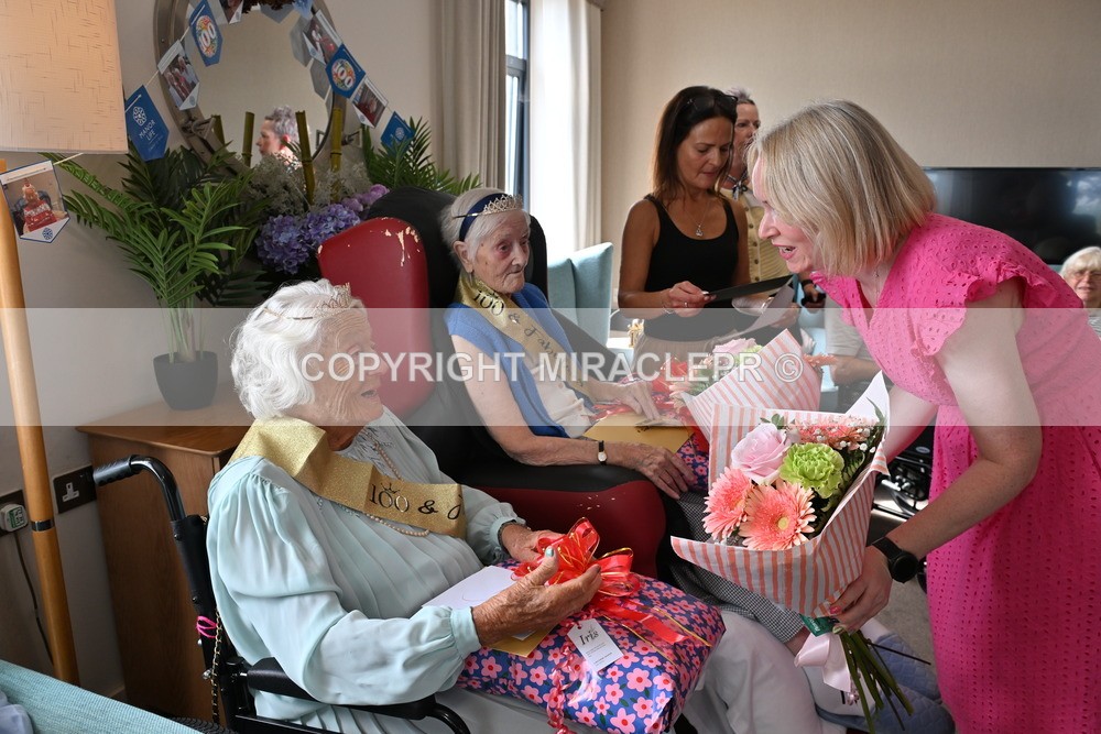 AM3_1340 - Iris and Betty.