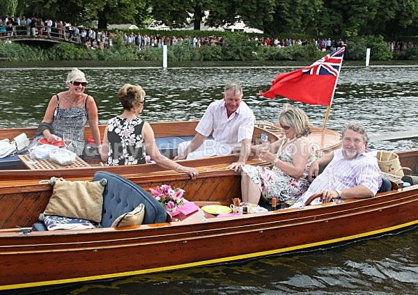 090704 TWO BOATS TOGETHER MG_8136 - HENLEY REGATTA  SATURDAY 4th JULY 2009