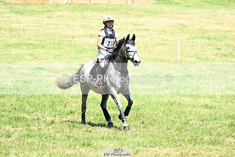 240629X-142822-4194 - 210-Tarka_Abraham-QUEEN_RUBIE