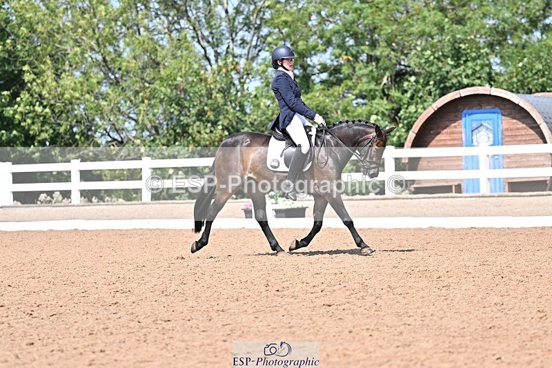 250816-122410-04005 - 090-Sarah.GoddardSaris.Fingers.Crossed