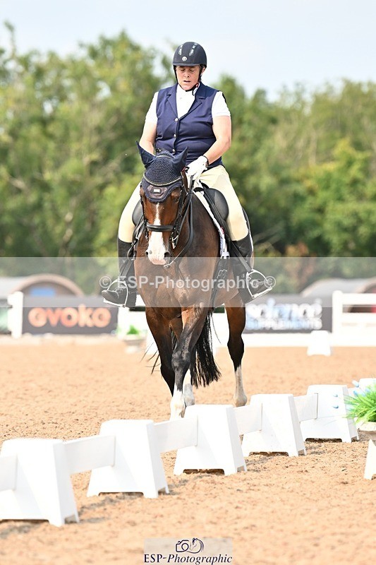 250816-150137-05747 - 031-Nicola.SealRebel.Heart