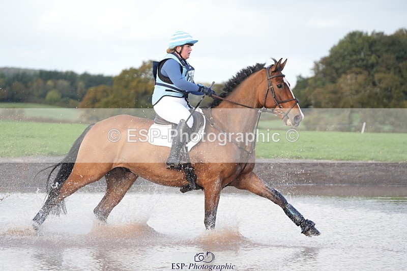 251024A-153146-14467 - C-240-Issy.Hollidge