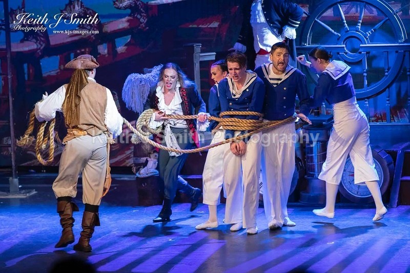 7KJS0927 - Ambition show team