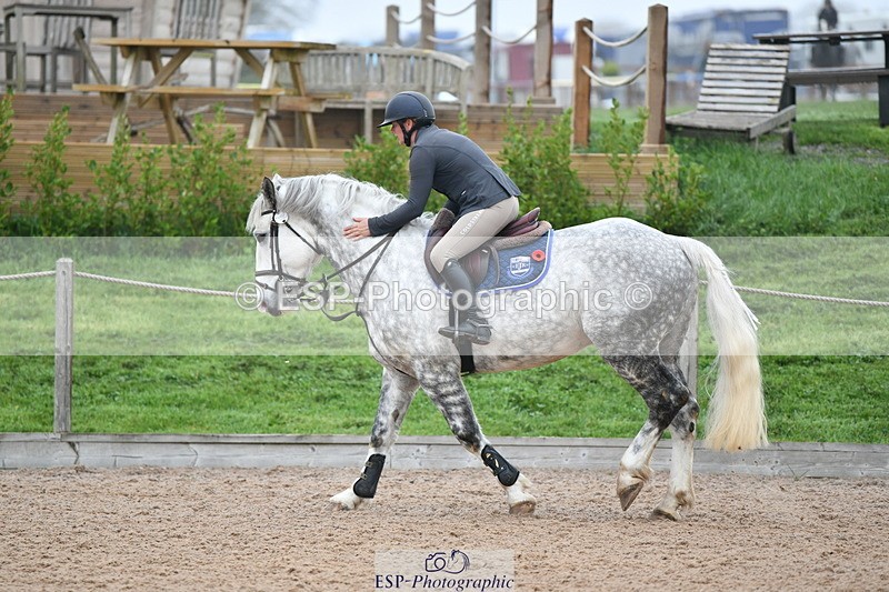 241102A-110522-04184 - SAT Cls 9 British Novice and 90cm Open