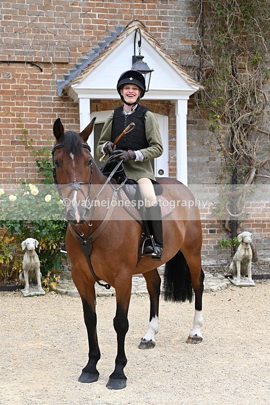 WJ6_3586 - Berks & Bucks - The Old farmhouse - Hound Exercise 20-08-25