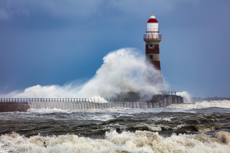 Winter Storm at Roker Lighthouse, Sunderland.    ref 0419 - Tyne and Wear