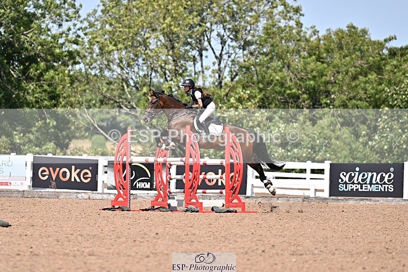 260812-130545-00563 - Cls 6 Foxhunter and 1.20m