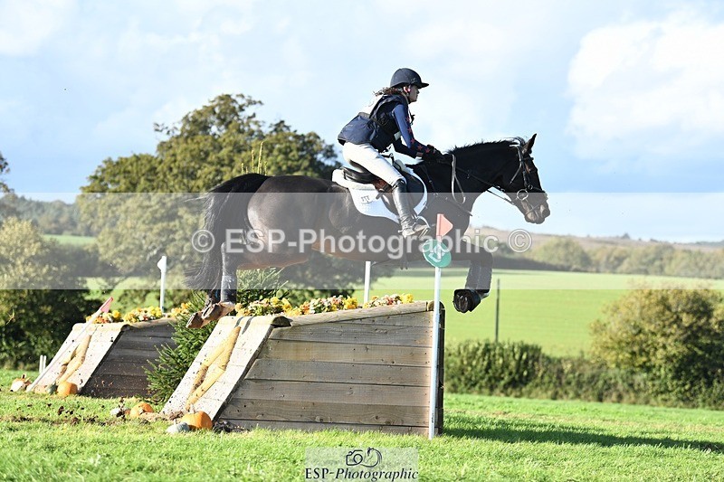 231022-152617-29149 - 358-ROYALE.MESSENGER-Anna.Singer-XC