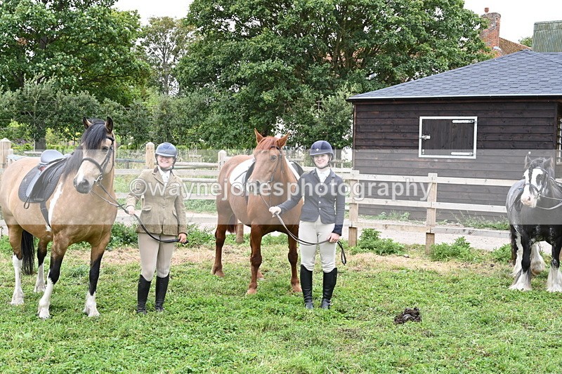 WJ6_2901 - Berks & Bucks - The Old farmhouse - Hound Exercise 20-08-25