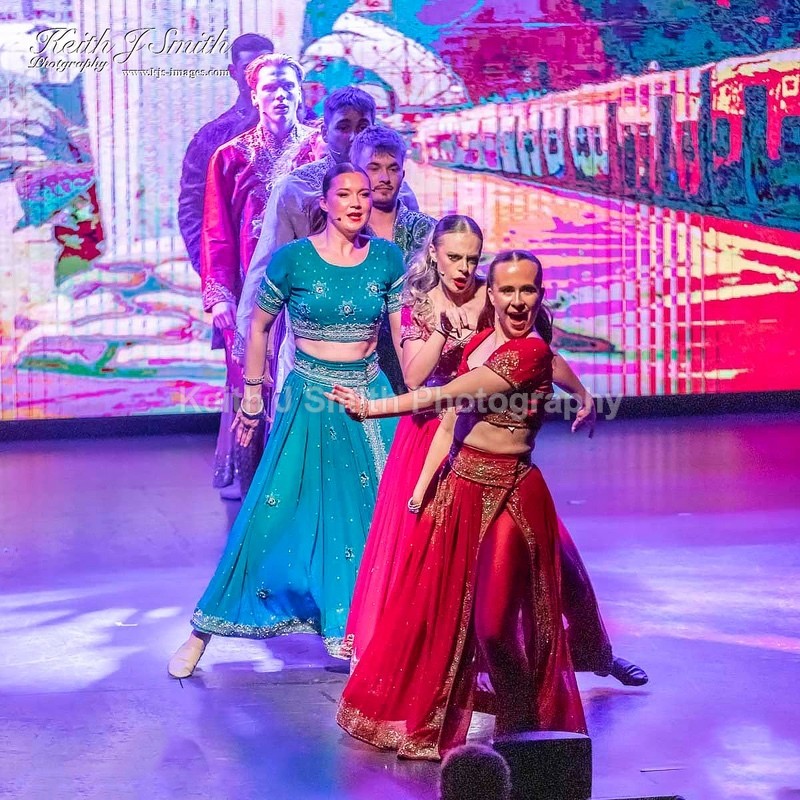 7KJS0309 - Ambition show team