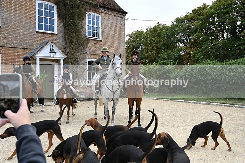 WJ6_3727 - Berks & Bucks - The Old farmhouse - Hound Exercise 20-08-25