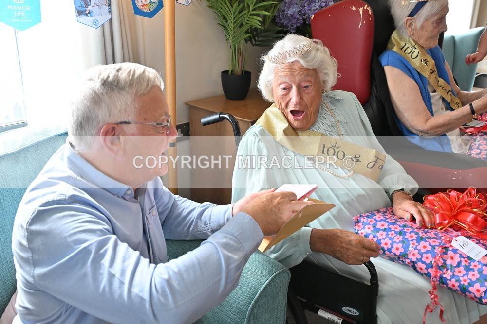 AM3_1402 - Iris and Betty.