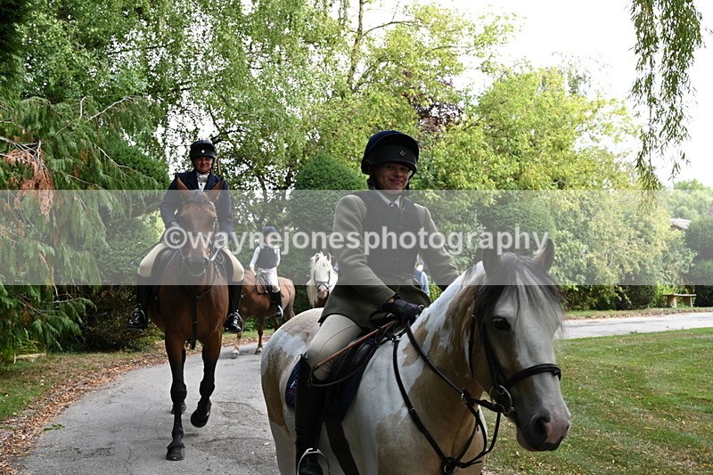 WJ6_4054 - Berks & Bucks - The Old farmhouse - Hound Exercise 20-08-25