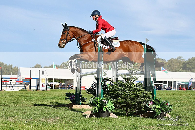 SJ 041026 550a - Equestrian
