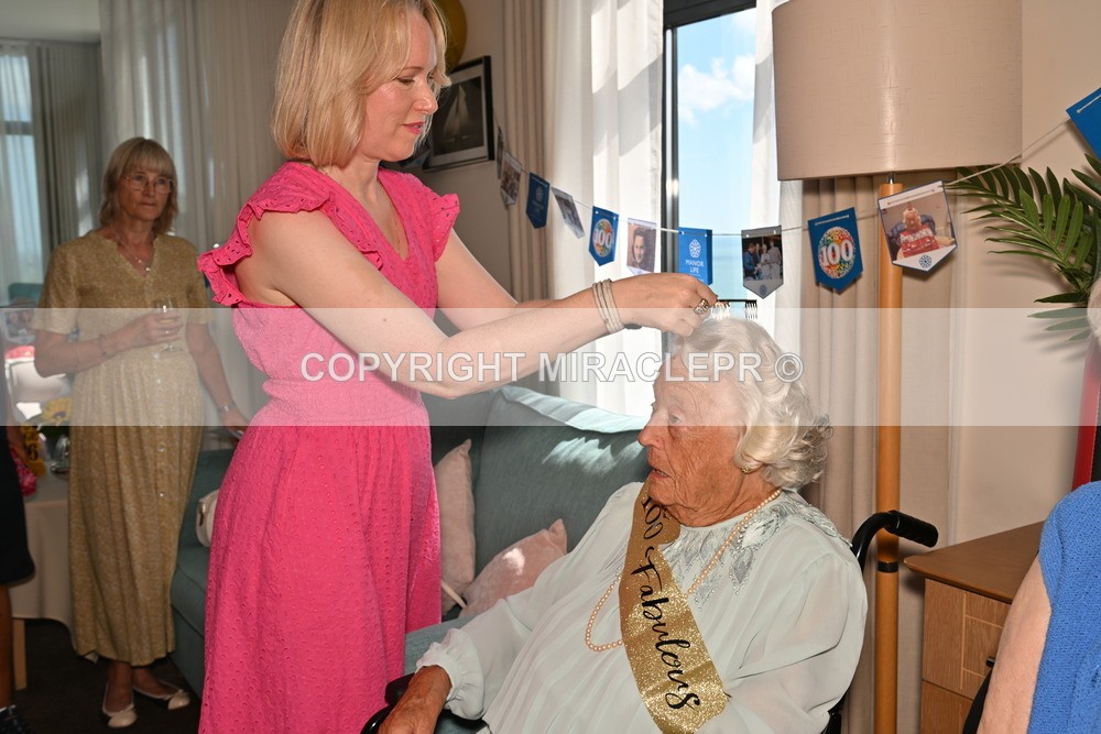AM3_0830 - Iris and Betty.