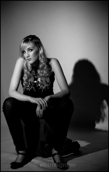 SITTING MONO - PHOEBE