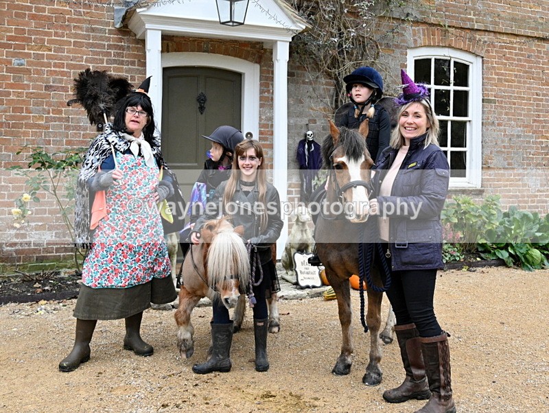 WJ7_6878 - Berks & Bucks - Children's Meet - The Old Farmhouse – Steventon.
