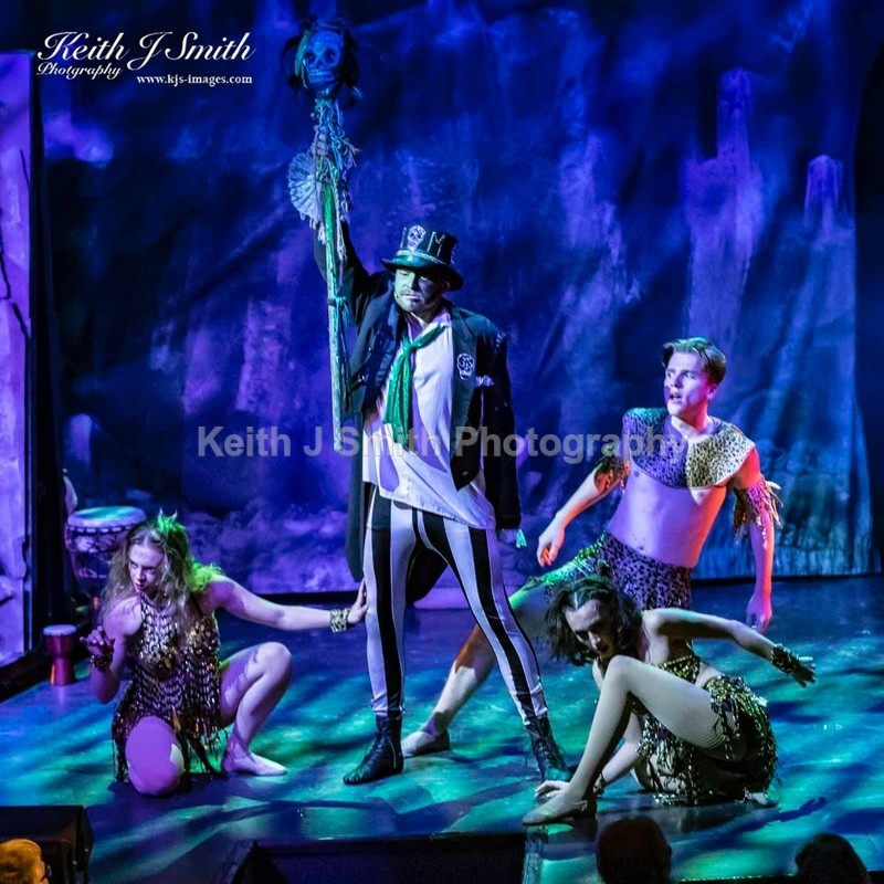 7KJS0974 - Ambition show team