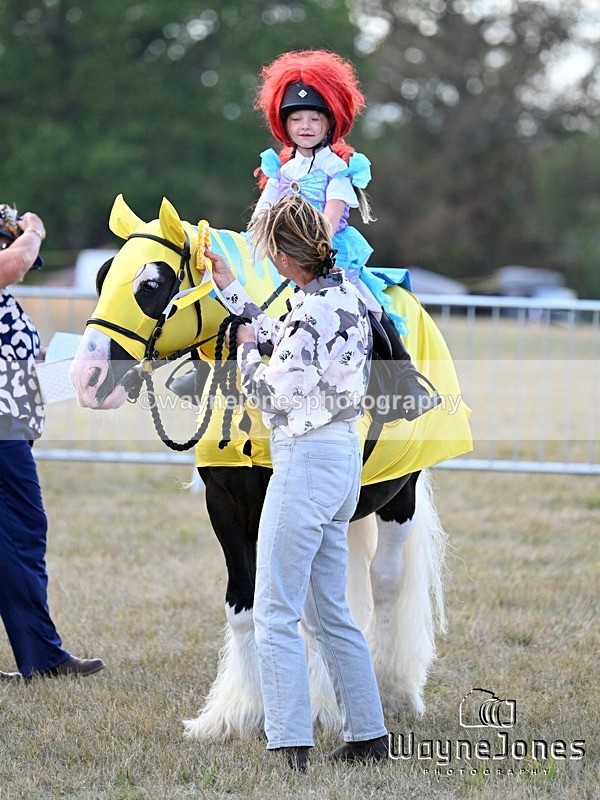 WJ7_0199 - Kellie and Nancy at Swallowfield 31-08-26