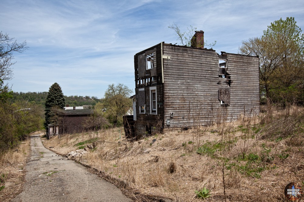 Abandoned Western Pennsylvania House | Hanging On - Abandoned Houses and Homes