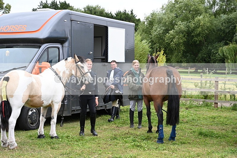 WJ6_2827 - Berks & Bucks - The Old farmhouse - Hound Exercise 20-08-25