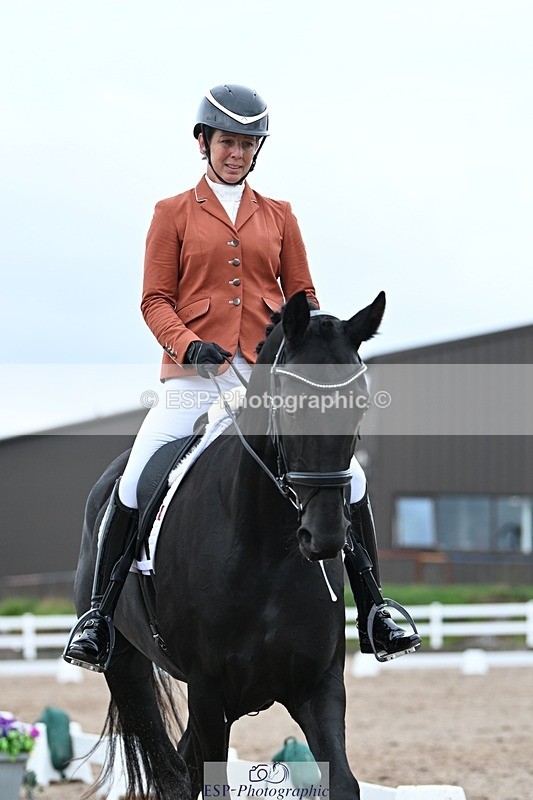 250907-122200-08320 - 004-Charlotte.DickerDevaldi's.Kiss