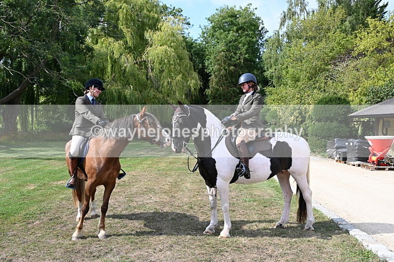 WJ6_3203 - Berks & Bucks - The Old farmhouse - Hound Exercise 20-08-25