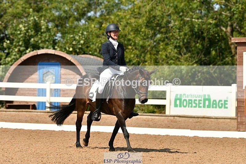 250817-132743-09961 - 090-Sarah.GoddardSaris.Fingers.Crossed