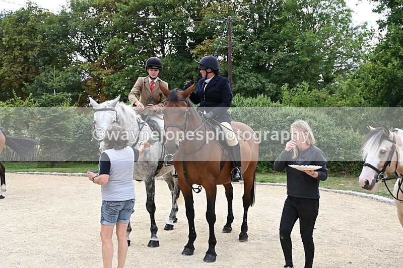WJ6_3552 - Berks & Bucks - The Old farmhouse - Hound Exercise 20-08-25