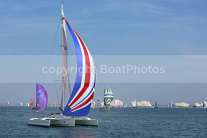 180707 TRIMARAN RED WHITE BLUE SPINNAKER 1C8A6647_ED - ROUND THE ISLAND 2018