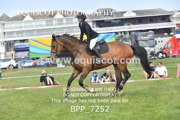 BPP_7252 - CLASS 3 Andrew Hamilton Coach, RHS Foxhunter Championship Qualifier