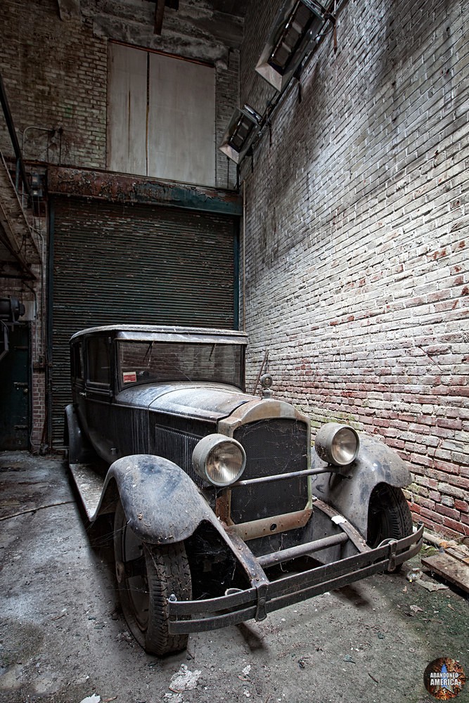 Une Packard 1927 abandonnée dans une usine....elle aussi abandonnée !!! 15678_1943060792559f3acf088f0