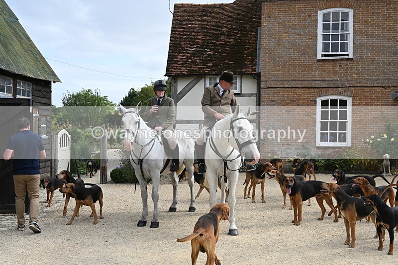 WJ6_3380 - Berks & Bucks - The Old farmhouse - Hound Exercise 20-08-25