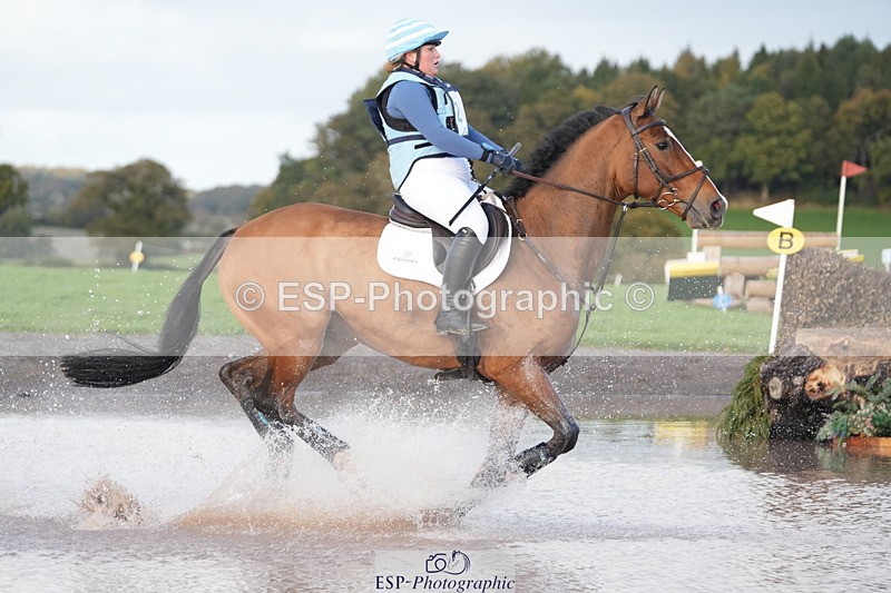 251024A-153147-14470 - C-240-Issy.Hollidge