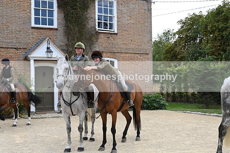 WJ6_3637 - Berks & Bucks - The Old farmhouse - Hound Exercise 20-08-25