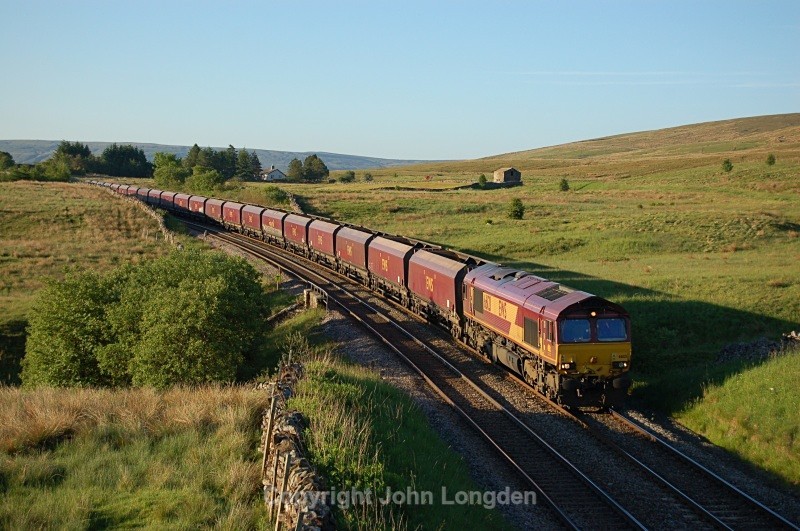 JL - 22.6.10 66121 4S57 Drax - Hunterston Ais Gill - Ais Gill (road bridge northbound)